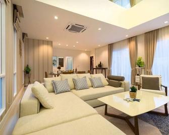 NEW BRAND Luxury huge 520 sqm. Private pool villa with 4BR in Phuket town - Ko Kaeo - Olohuone