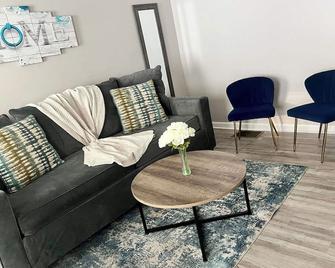 Syracuse Getaway Your Home Away from Home - Syracuse - Living room