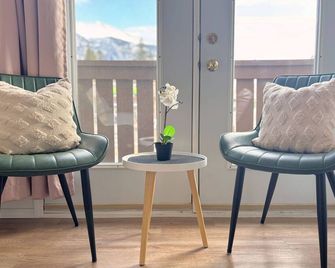 Cozy Corner Mountain View Oasis - Canmore - Living room