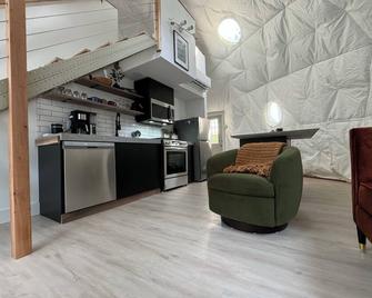 Aurora Luxury Dome + Hot Tub + Sauna + N MI + Kitchen + Bathroom + King + Queen! - Benzonia - Cocina