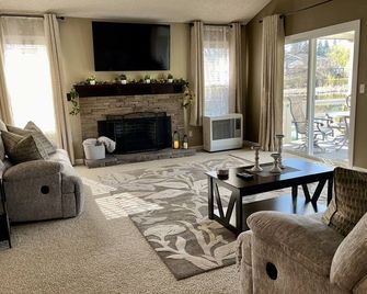 Puttin' on the Pond Spectacular waterfront villa overlooking Plumas Pines - Blairsden - Living room