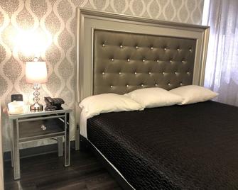 The Village Inn Hotel - Milwaukee - Bedroom