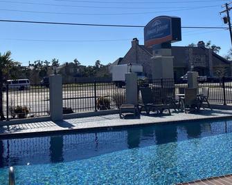 Howard Johnson by Wyndham Historic Lake Charles - Lake Charles - Kolam