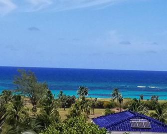 Flipper Refuge 2 Bedroom Cottage - Governor’s Harbour - Balcony