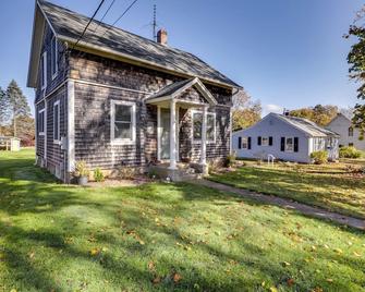 Cozy Historic Wakefield Home Close to Beaches - South Kingstown - Building
