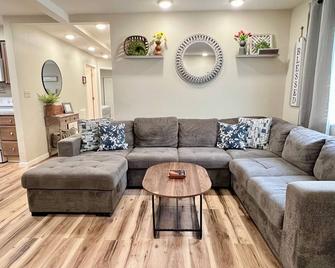Lower Grape, Midtown Home 3bed&1bath - Anchorage - Salon