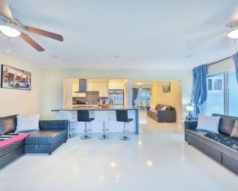 3-bedroom house in awesome Fort Lauderdale with AC, WiFi - Fort Lauderdale - Living room