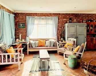 Boknesstrand Self-catering Accommodation Holiday Home - a Mermaids Cottage minutes to the beach, lagoon, shops & more! - Kenton on Sea - Вітальня