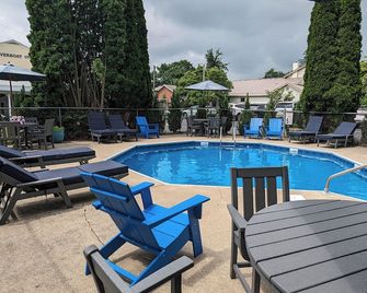 Riverboat Inn and Suites - Madison - Bazén