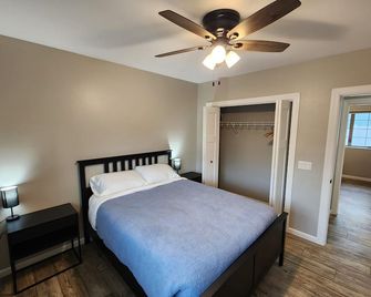 Charming 2-bedroom house in delightful Grand Forks with WiFi - Grand Forks - Bedroom