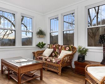 Afton Station Cottage -Beautifully Renovated Blue Ridge Scenic Historic Setting - Afton - Living room