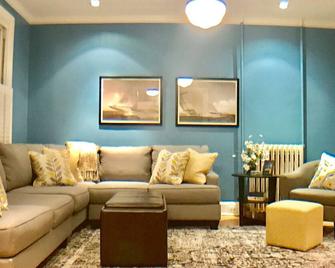 One Of A Kind Renovation In The Center Of It All - The Best Location Downtown ! - Annapolis - Living room
