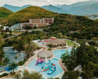 بايا إسكونديدا - سانتياغو - حوض السباحة