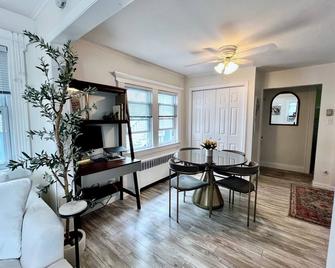 Cozy Beach Cottage Steps From Ocean, Driveway, Beach Passes! - Long Beach