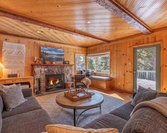 Cozy Designer Decorated Cabin Near Slopes Fireplace Peekaboo Lakeview - Carnelian Bay - Living room