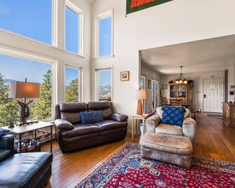 Pet Friendly, Views for Miles, Family Retreat, Privacy! - Durango - Living room