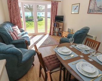 Kites - 52 Gower Holiday Village, Pet Friendly In Port Eynon - Swansea - Salle à manger