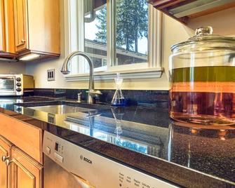 The Omg House That Will Blow Your Mind With Unbelievable Cats N Mirrors - Lake Oswego - Kitchen