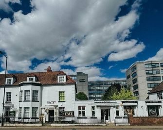 Stylish Modern 1-Bed Apartment in Prime Solihull Town Centre - Solihull - Building