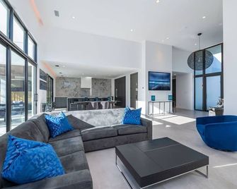 Stunning Modern Luxury in Fort Lauderdale w Heated Pool & Spa, Minutes to Beach - Fort Lauderdale - Living room