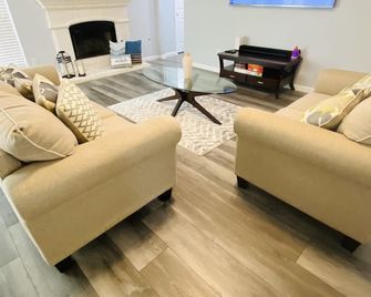 Come relax at a private home at Walden on Lake Houston. - Humble - Living room