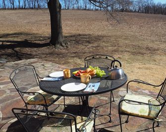 Historic Kempton Schoolhouse at the base of the Appalachian trail. - Kempton - Patio