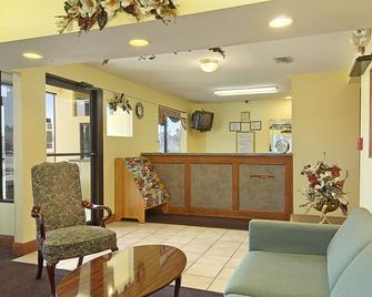 Days Inn by Wyndham Ocean Springs - Ocean Springs - Front desk