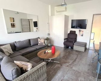 Studio in Dbayeh in a prime location, WIFI 38sqm fully furnished - Beirut - Living room
