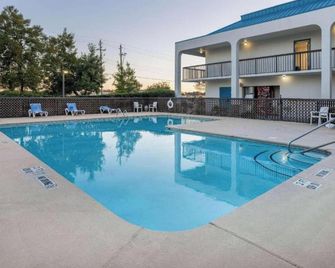 Studio 6 Suites Jacksonville Nc - ג'קסונוויל - בריכה