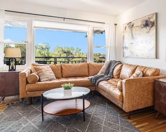 Boutique Charm 3BR w/ Huge Deck - Bonita - Living room