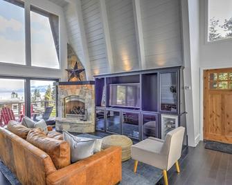 10 Mi to Skiing Tahoe City A-Frame Home - Tahoe City - Вітальня