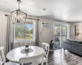 Contemporary Two-Bd Upper Suite - Green Bay - Dining room