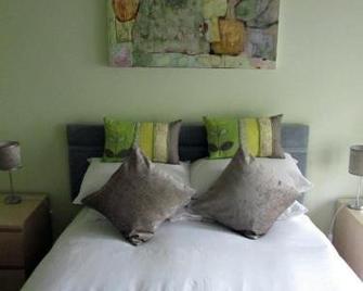 Queens Head Inn - Monmouth - Bedroom