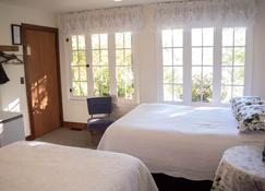 Northland Lodge - Waterton - Bedroom