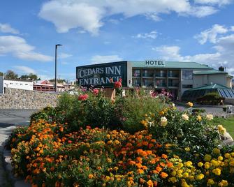 Cedars Inn - East Wenatchee - Building