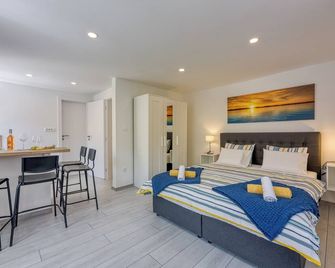 مالي لوسينج سمر بريز - مالي لوسينج - غرفة نوم