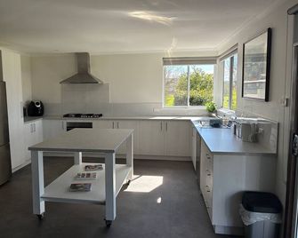 Relax, Central & Breathe the Country Air - Bridgetown - Kitchen