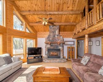 Heart's Desire 8 Bedroom House - McHenry - Living room