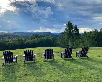 A Suite with a View + Wine - Mount Airy - Patio