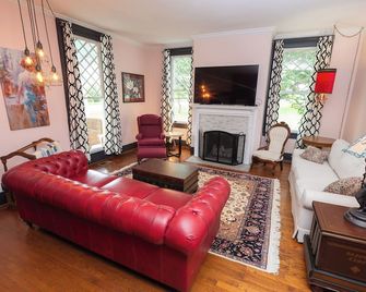 Old Furnace Inn - Harrisonburg - Living room