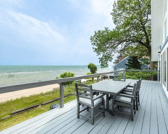 Charming 4-bedroom beachfront chalet on Sand Point in Caseville Twp - Pigeon - Balcony