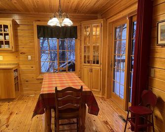 Beauty BaybrPeaceful log home on over 2 wooded acres right on the lake. - Long Prairie - Dining room