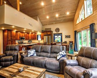 Relaxing Lakefront Retreat w/ Private Dock! - Park Rapids - Living room