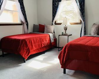 3 Min Drive to Bronner's! Breakfast with Private Chef! - Frankenmuth - Bedroom