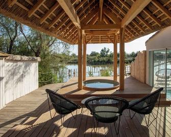 ما دو لا فوك أوتل آند سبا - سانت- ماري-دو-لا-مير - شرفة مرصوفة