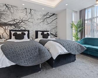 3b Roman View, Beautifully appointed, apartment with 2 en-suite bedrooms in great Roundhay location, Netflix, off street parking & EV charging - Headingley - Bedroom