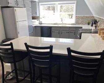 2 Person Rain Shower Cozy Cottage+King+2 Kayaks - Margaretville - Restaurante