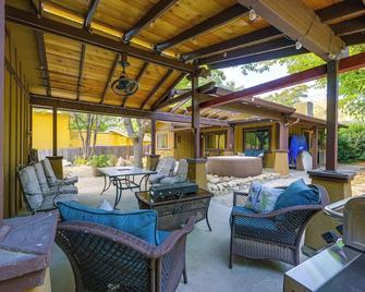 Idyllic Home in Kernville w/ Private Beach Access - Kernville - Patio