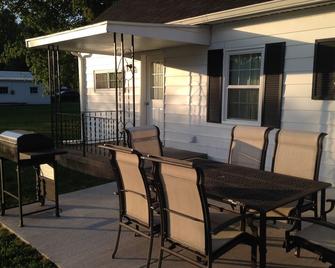 Rivertown Ranch near Creation Museum, Ark Encounter and Perfect North Slopes - Petersburg - Patio