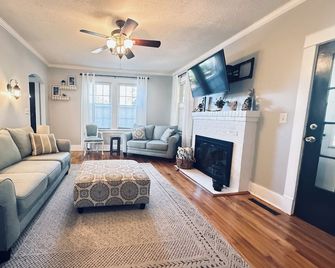 Green Acres - Putting Green, King Bed, Close to Downtown - Aiken - Wohnzimmer